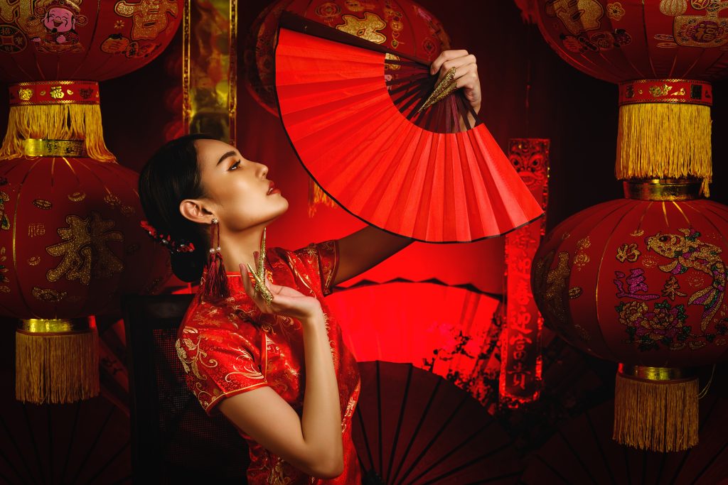 Studio,Portrait,Of,Asian,Woman,In,Tradional,Chinese,Red,Costume