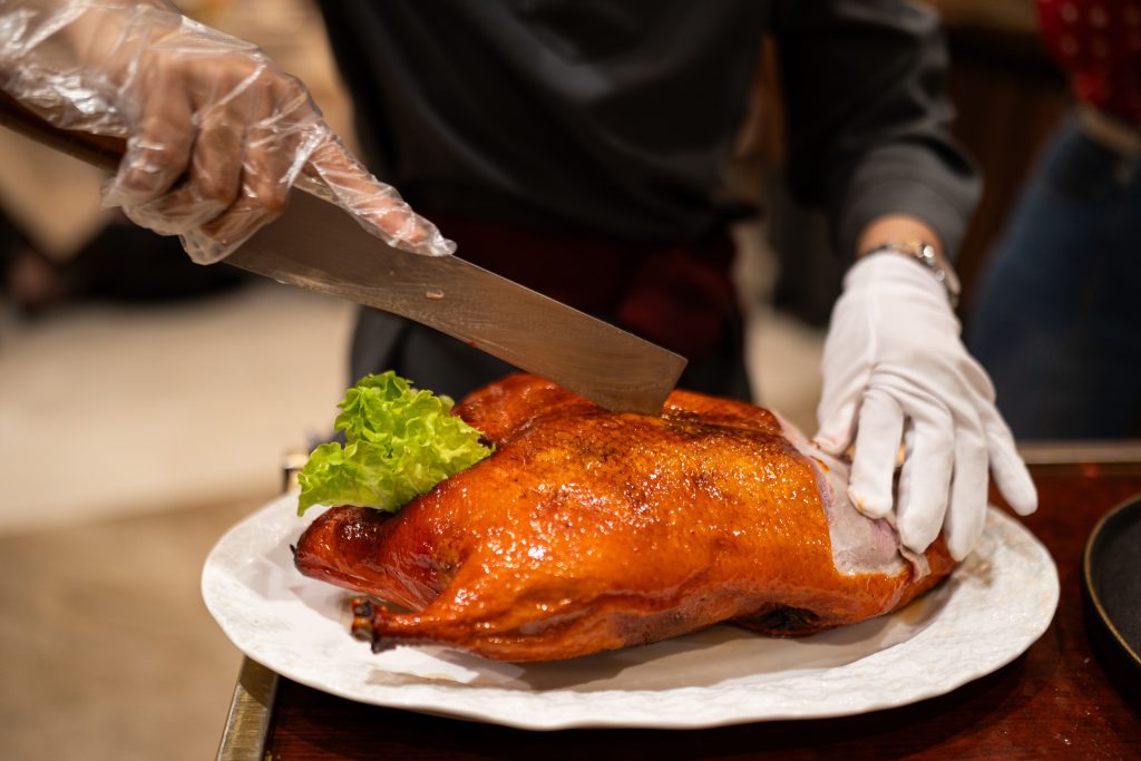 A,Close-up,Shot,Of,A,Chef,Carving,A,Perfectly,Roasted